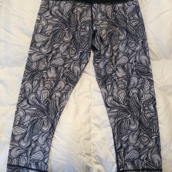 Lululemon Crops - Picture 1 of 3